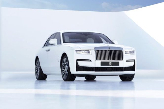Rolls-Royce Ghost Front Left Side Image
