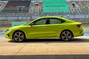 Skoda Octavia RS Side View (Left)  Image