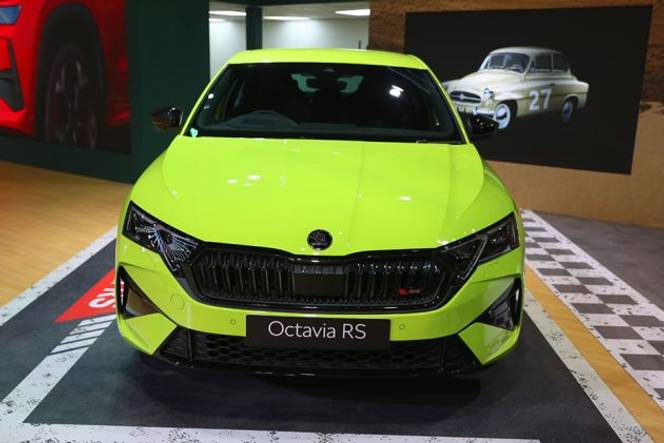 Skoda Octavia RS Front View Image