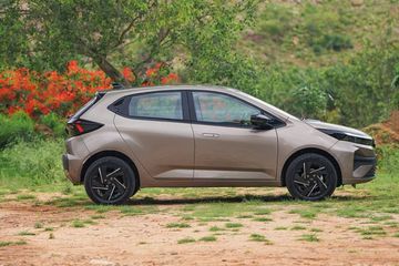 Tata Altroz Front Right View Image