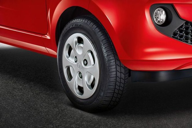 Tata Nano All the Tata Nano variants run on tubless tyres. The front and rear tyers sizes are 135/70 R 12 and 155/65 R12, respectively.