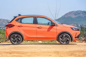 Tata Tiago Front Right View Image