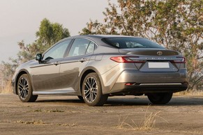 Toyota Camry Rear Left View Image