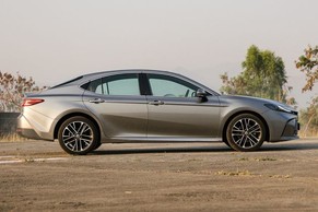 Toyota Camry Front Right View Image