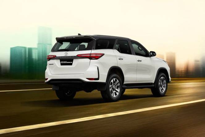 Toyota Fortuner Legender Rear Right Side Image