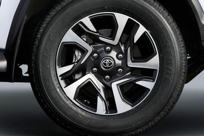 Toyota Fortuner Legender Wheel Image