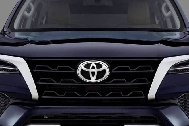 टोयोटा फॉर्च्यूनर grille image