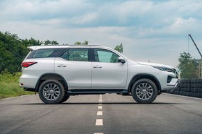 Toyota Fortuner Front Right View Image