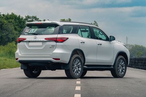 Toyota Fortuner Rear Right Side Image