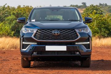 Toyota Innova Hycross Front View Image