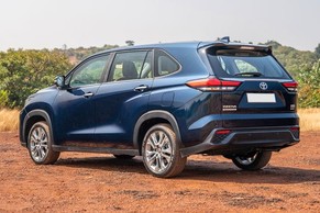 Toyota Innova Hycross Rear Left View Image