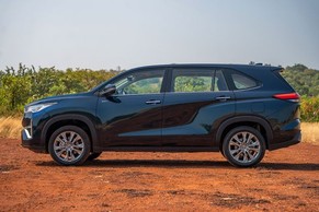 Toyota Innova Hycross Side View (Left)  Image