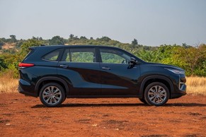 Toyota Innova Hycross Front Right View Image