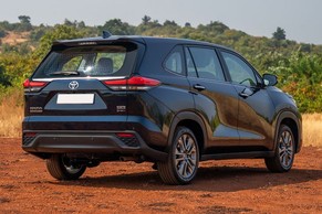 Toyota Innova Hycross Rear Right Side Image