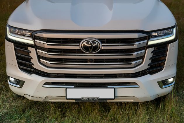 Toyota Land Cruiser 300 ZX On Road Price (Diesel), Features