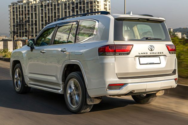 Toyota Land Cruiser 300 ZX On Road Price (Diesel), Features