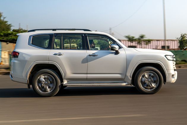 こー Toyota Land Cruiser 300 ZX On Road Price (Diesel), Features