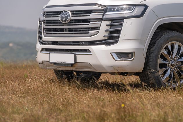 Toyota Land Cruiser 300 ZX On Road Price (Diesel), Features