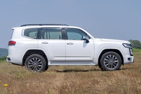 Toyota Land Cruiser 300 Front Right View Image