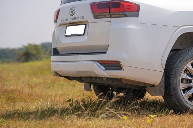 Toyota Land Cruiser 300 ZX On Road Price (Diesel), Features