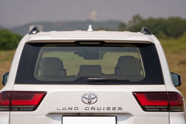 Toyota Land Cruiser 300 ZX On Road Price (Diesel), Features