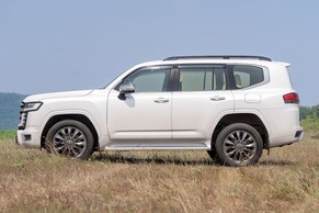 Toyota Land Cruiser 300 Side View (Left)  Image