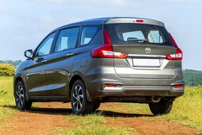 Toyota Rumion Rear Left View Image