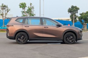 VinFast VF MPV 7 Front Right View Image