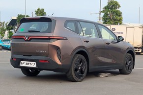 VinFast VF MPV 7 Rear Right Side Image