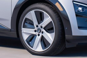 VinFast VF7 Wheel Image