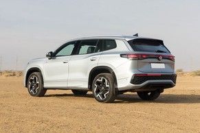 Volkswagen Tayron R-Line Rear Left View Image