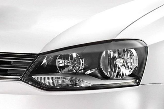 Volkswagen Polo 2015-2019 The headlamps get a dual-barrel setup, but lack projectors or LED daytime running lights. However, the smoked treatment gives the car's face a hint of aggression.