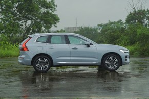 Volvo XC60 Front Right View Image