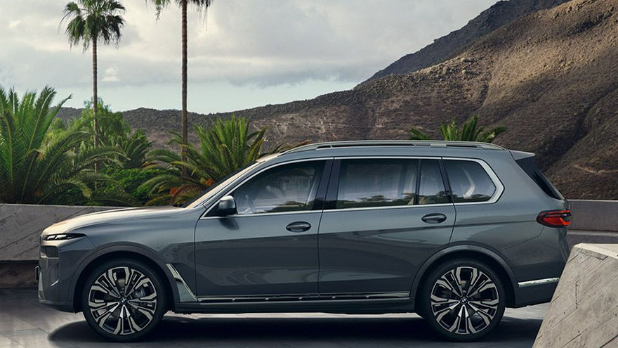 BMW X7 Side View (Left) 