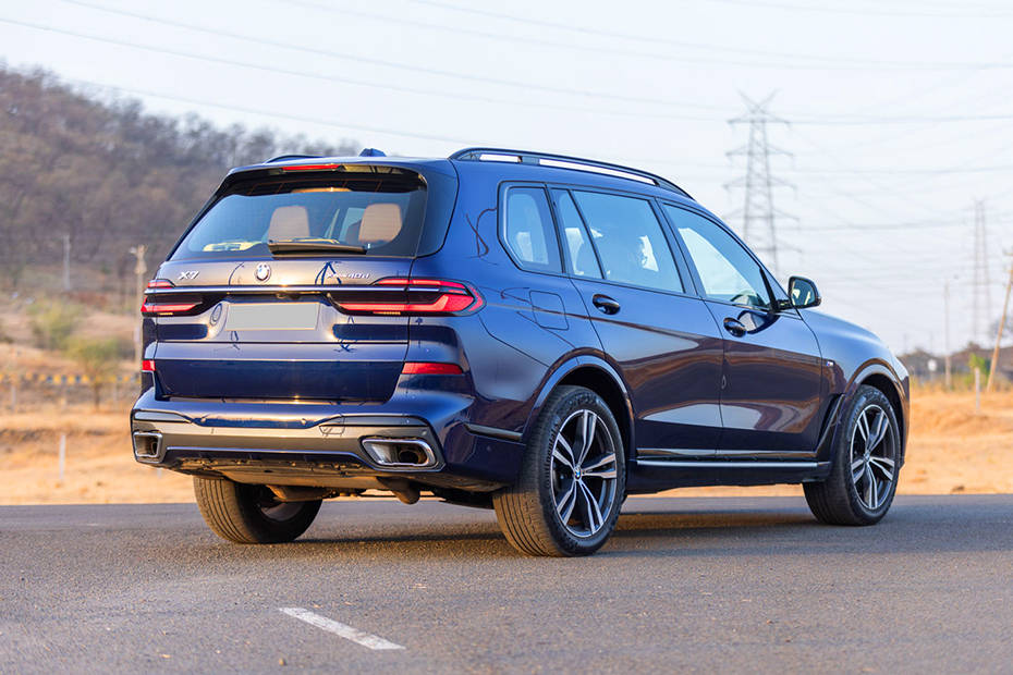 BMW X7 Rear Right Side