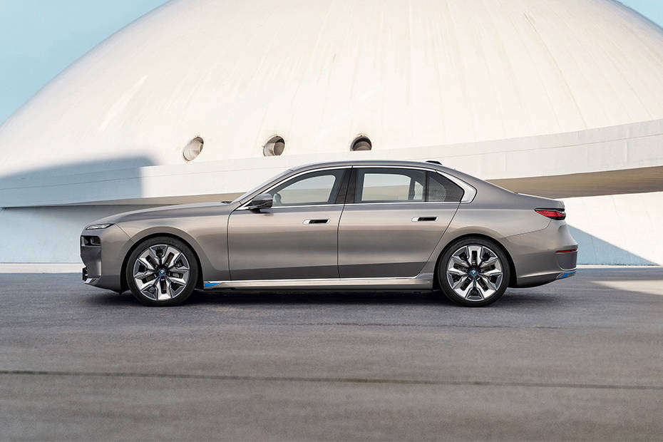 BMW i7 Side View (Left) 