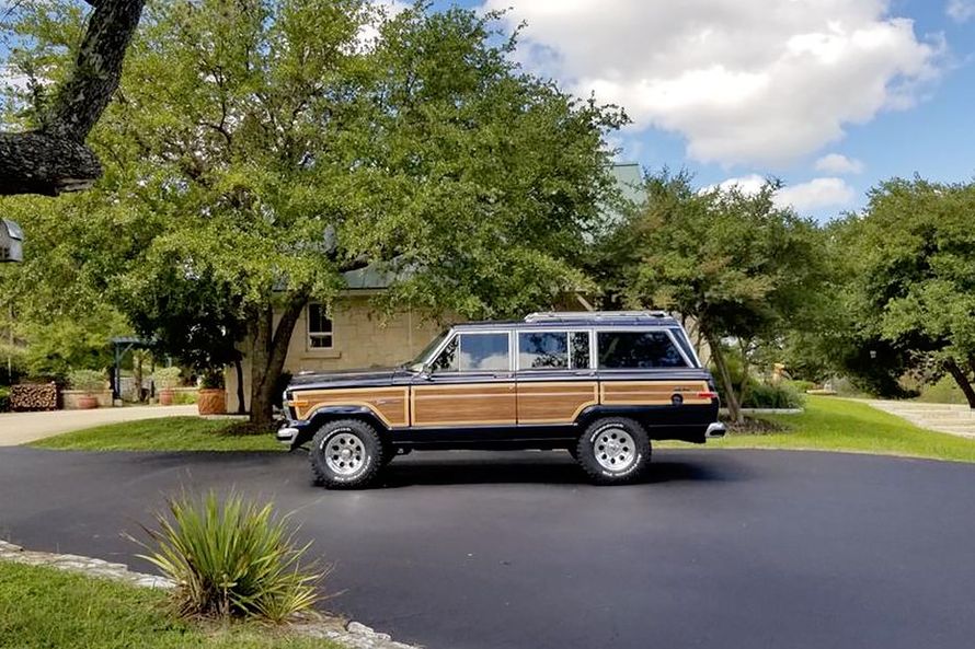 Jeep Grand Wagoneer Side View (Left)  Image