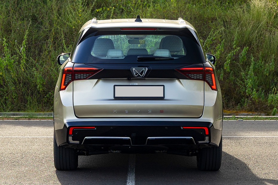 https://stimg.cardekho.com/images/carexteriorimages/930x620/Mahindra/XEV-9S/9266/1764229899902/rear-view-119.jpg