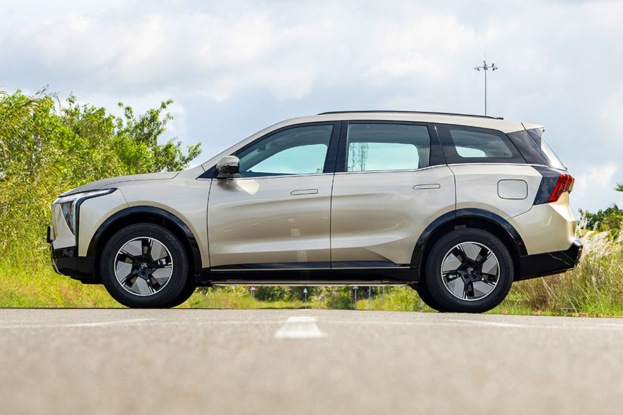 Mahindra XEV 9S side profile