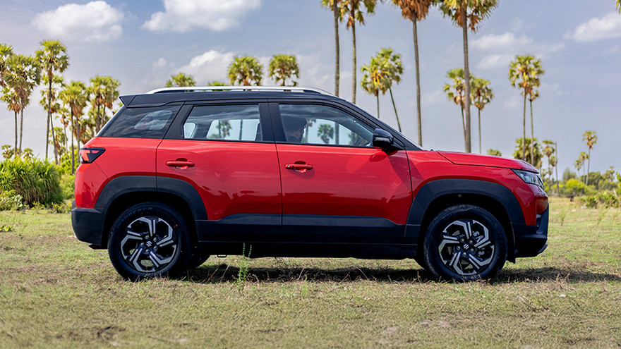 मारुति सुजुकी ब्रेजा साइड प्रोफाइल व्यू (दाएं)