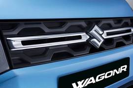 മാരുതി വാഗൺ ആർ 2013-2022 the upright മുന്നിൽ grille houses the സുസുക്കി logo in the middle. also seen here ഐഎസ് എ ക്രോം bar running in the middle of the grille. മുന്നിൽ number plate ഐഎസ് located ഇടയിൽ the grille ഒപ്പം the bumper air dam.