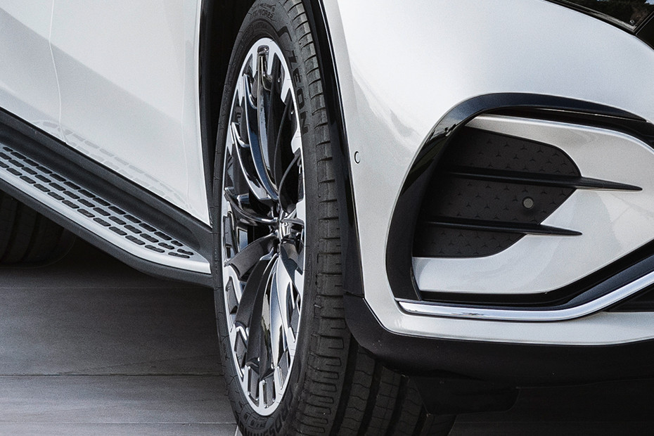 MercedesBenz EQS SUV Wheel Image by CarDekho