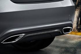 മേർസിഡസ് എ ക്ലാസ് അടുത്ത് the പിൻഭാഗം bumper can be seen ക്രോം trim exhaust outlets.