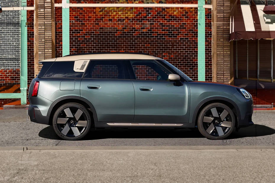 Mini Countryman Electric Side View (Right) 