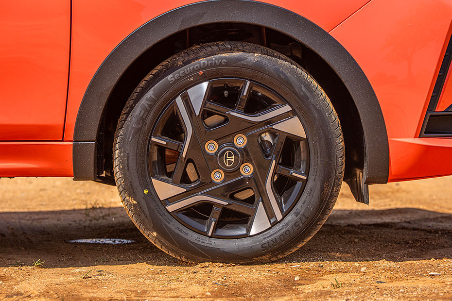 Tata Tiago The new 175/60 RS 15 dual-tone alloy wheels give the side profile a fresh new look.