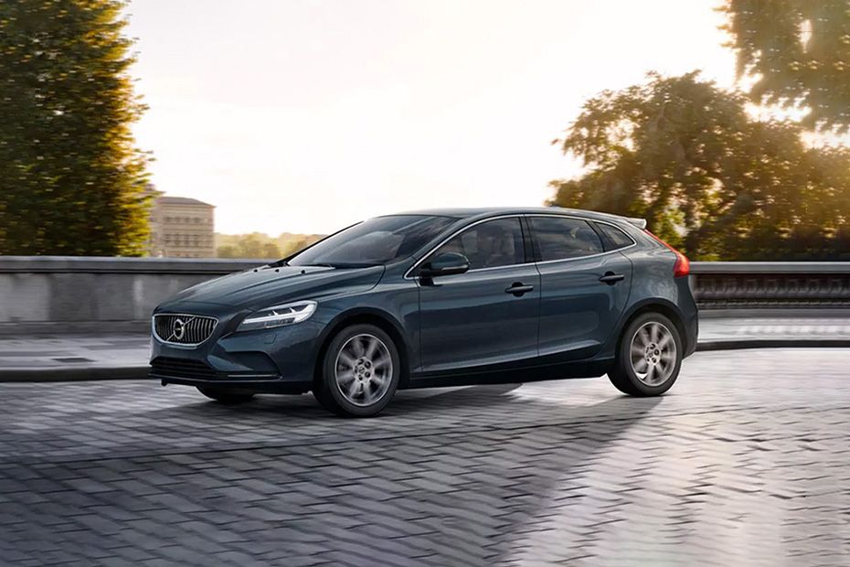 https://stimg.cardekho.com/images/carexteriorimages/930x620/Volvo/Volvo-V40/4127/front-left-side-47.jpg