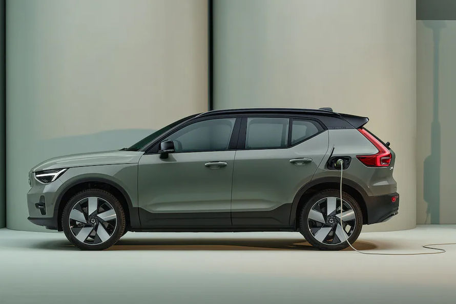 Volvo XC40 Recharge Side View (Left) 