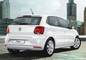 வோல்க்ஸ்வேகன் போலோ 2015-2019 the vw போலோ ஐஎஸ் available with 6 colour options in india. these include ப்ளூ silk, candy white, toffee brown, reflex silver, கார்பன் steel, மற்றும் flash red. pictured here ஐஎஸ் the roof-mounted integrated spoiler that houses the high-mounted stop lamp (hmsl).