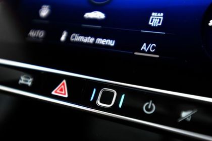 How to Control the Multimedia System in the Mercedes-Benz C-Class