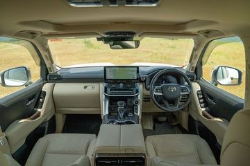 Toyota Land Cruiser 300 DashBoard Image